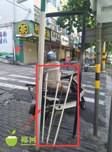 海口西沙路與萬華路交界處派出所燈光箱損壞引關注，網友呼吁及時維修